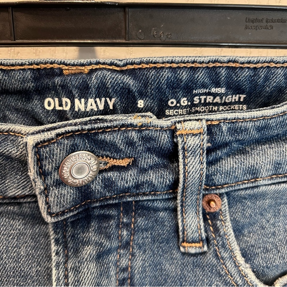 Old Navy Women’s Medium Wash Distressed Rolled Hem
Hi-Rise Denim Shorts Size 8 - Picture 2 of 7